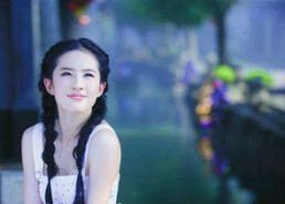 娱乐吃瓜刘亦菲,娱乐圈的瓜田，她如何成为焦点女神？